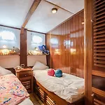 Spacious Yacht Hotel Barcelona City Center 5 Cabins