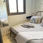 8 Min Walk To The Beach & 10 Min Walk To Convention Centre !