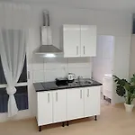 Sunny And Central Double Room Metro L5-L1