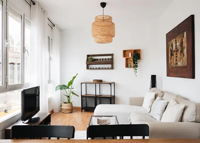 Sunny And Modern Apartment Ideal For Groups