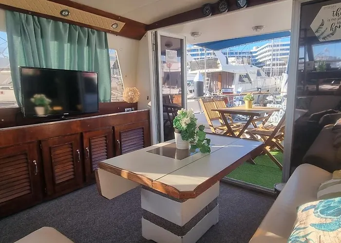 Beautiful And Comfy Boat In Barcelona With Boat Tour Option