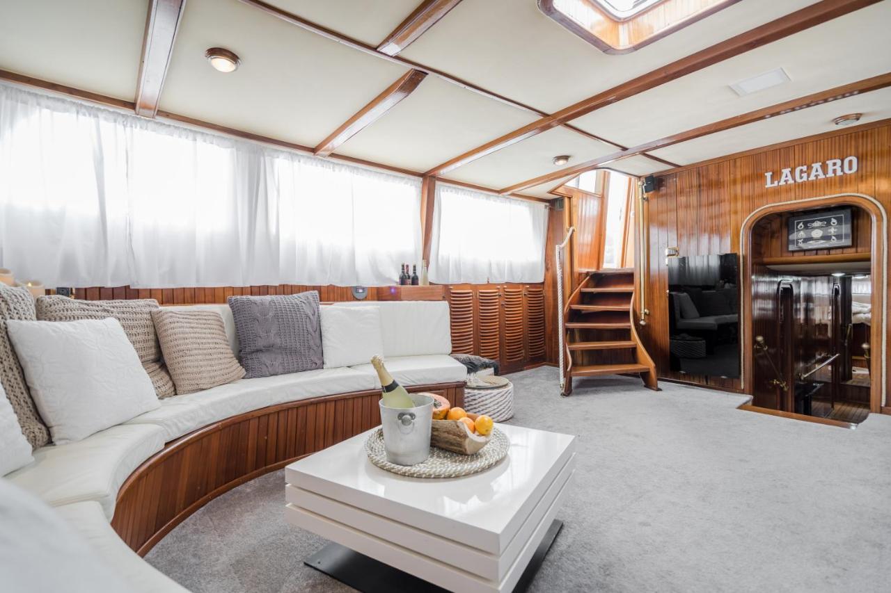Botel Spacious Yacht Center 5