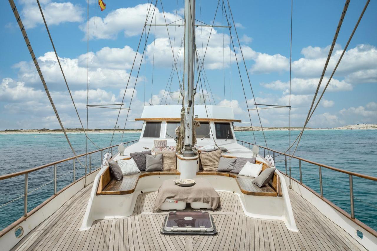 Botel Spacious Yacht Center 5