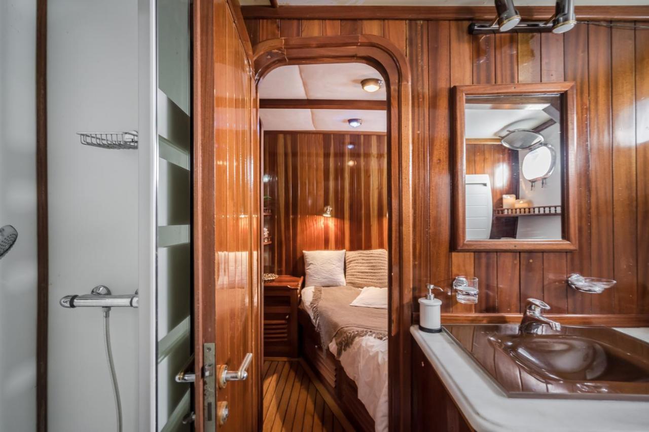 Botel Spacious Yacht Center 5