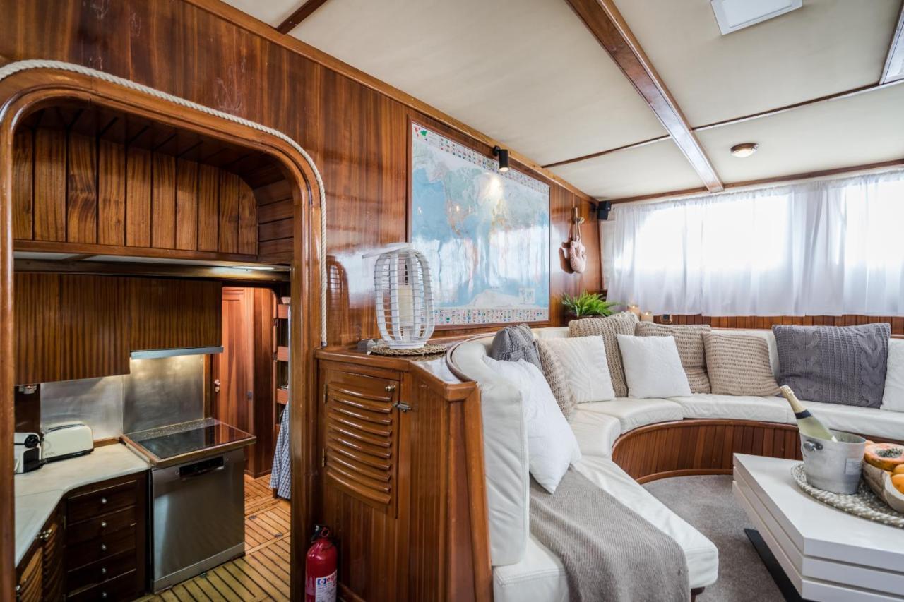 Botel Spacious Yacht Center 5