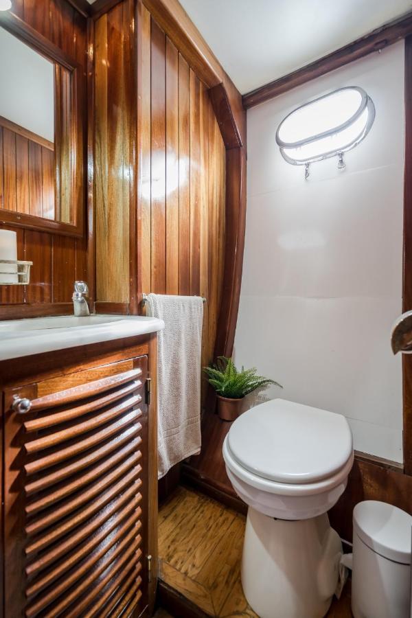 Spacious Yacht Center 5 *