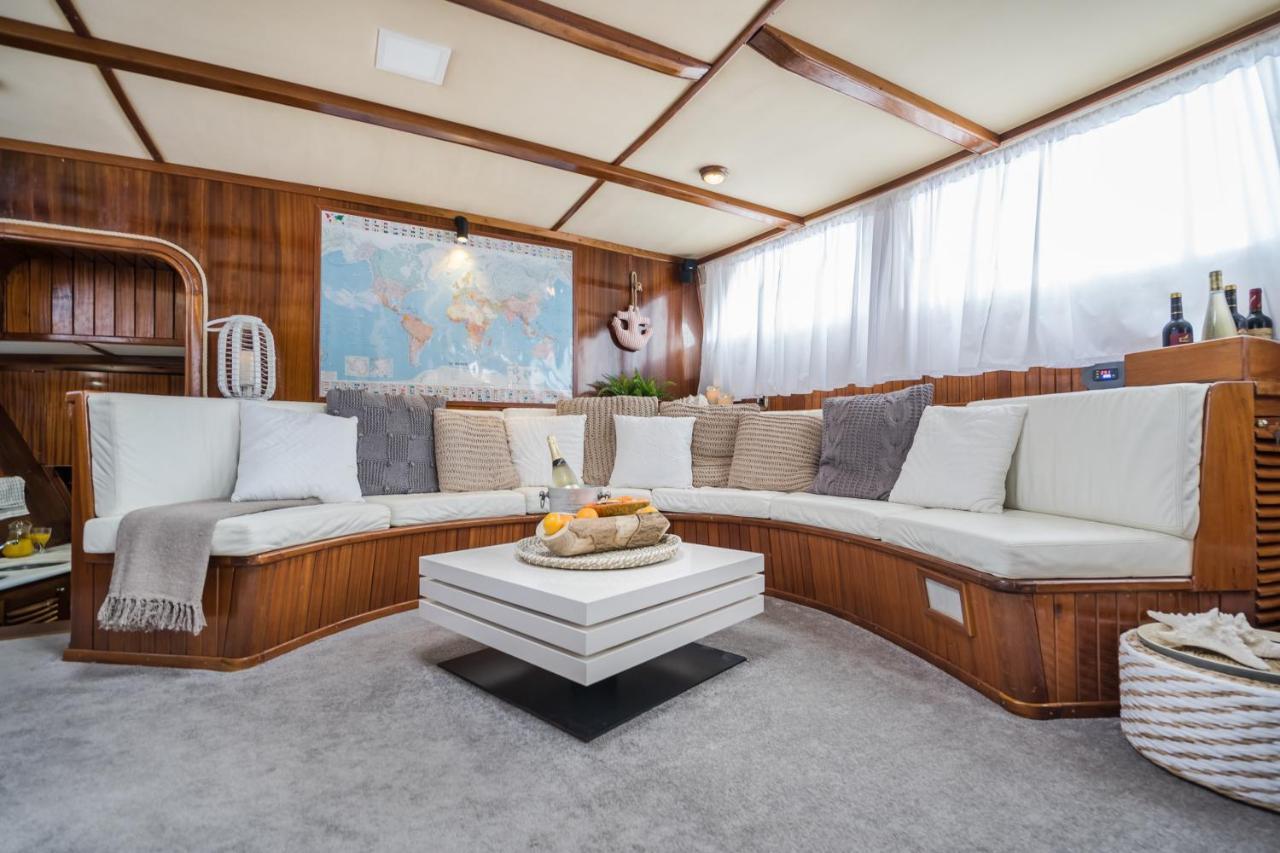 Botel Spacious Yacht Center 5