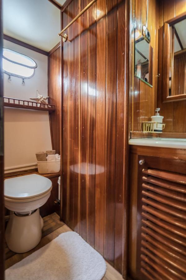 Botel Spacious Yacht Center 5 *