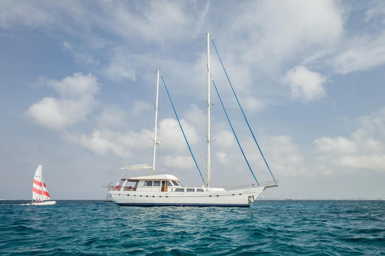 Spacious Yacht Center 5 *