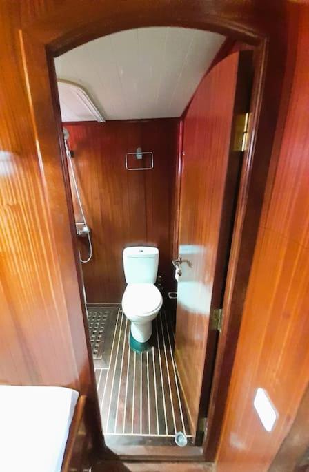 Adara Yacht - Big Turkish Gulet Hotel en barco Barcelona