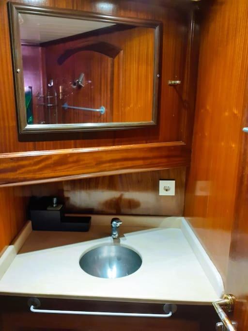 Hotel en barco Adara Yacht - Big Turkish Gulet Barcelona