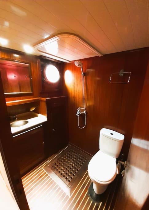 Adara Yacht - Big Turkish Gulet Hotel en barco Barcelona