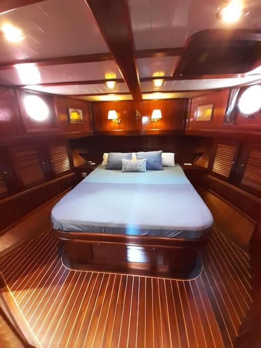 Hotel en barco Adara Yacht - Big Turkish Gulet Barcelona