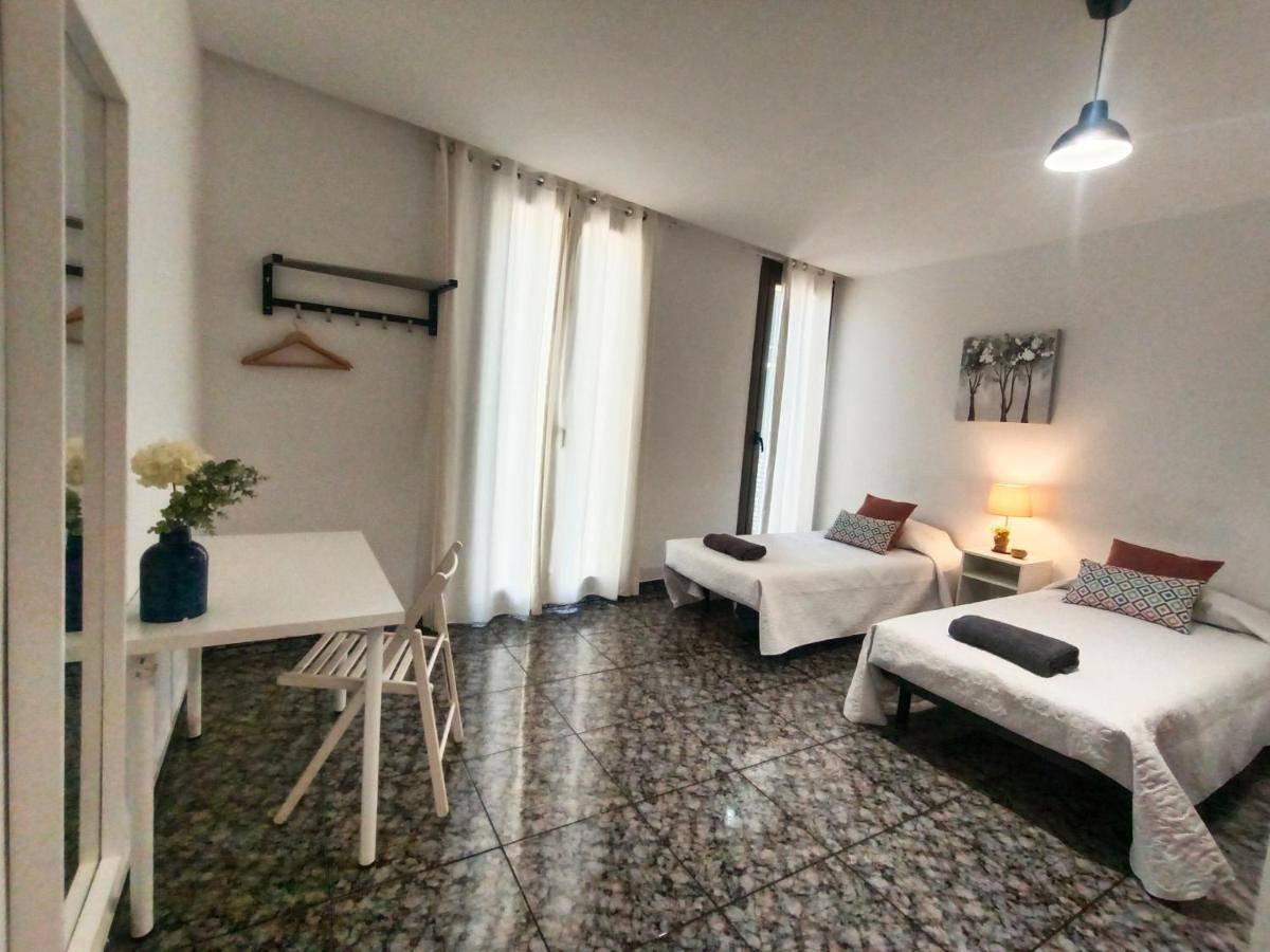 By Plaza Urquinaona Hostal
