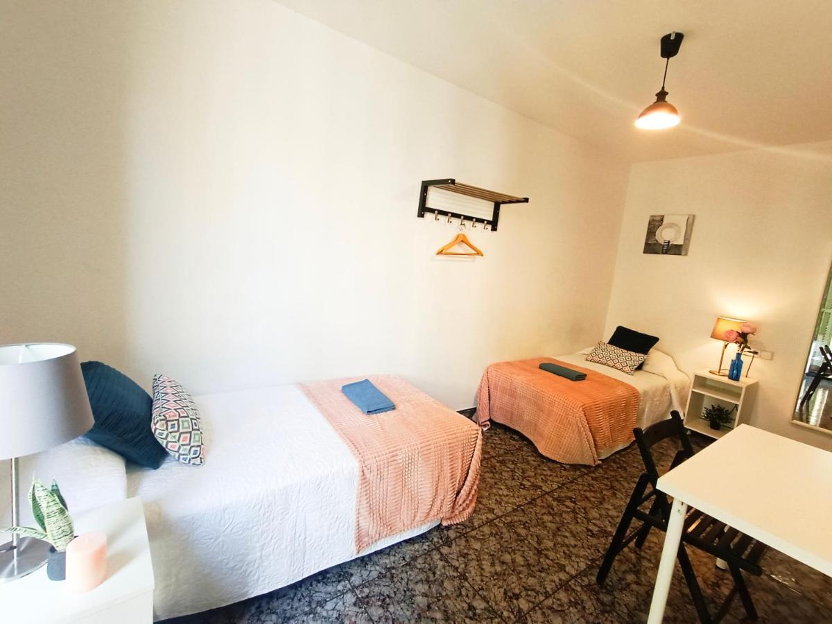By Plaza Urquinaona Hostal