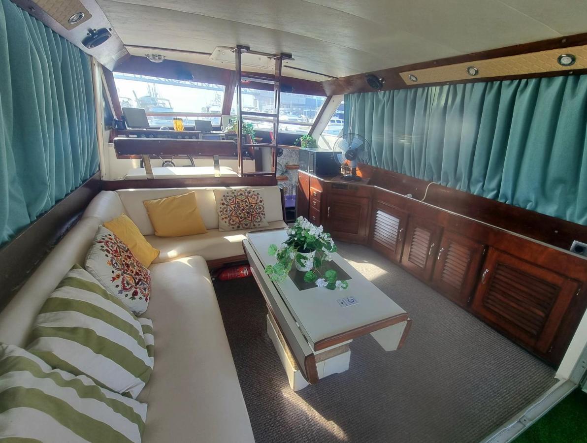 Beautiful And Comfy Boat In With Boat Tour Option