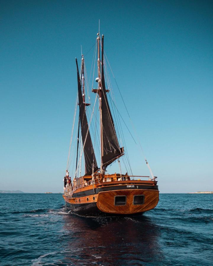 Wooden Boat- La Goletta Botel Barcelona