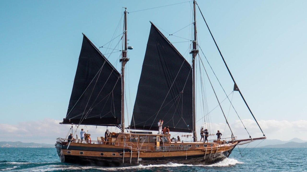 Wooden Boat- La Goletta Botel *