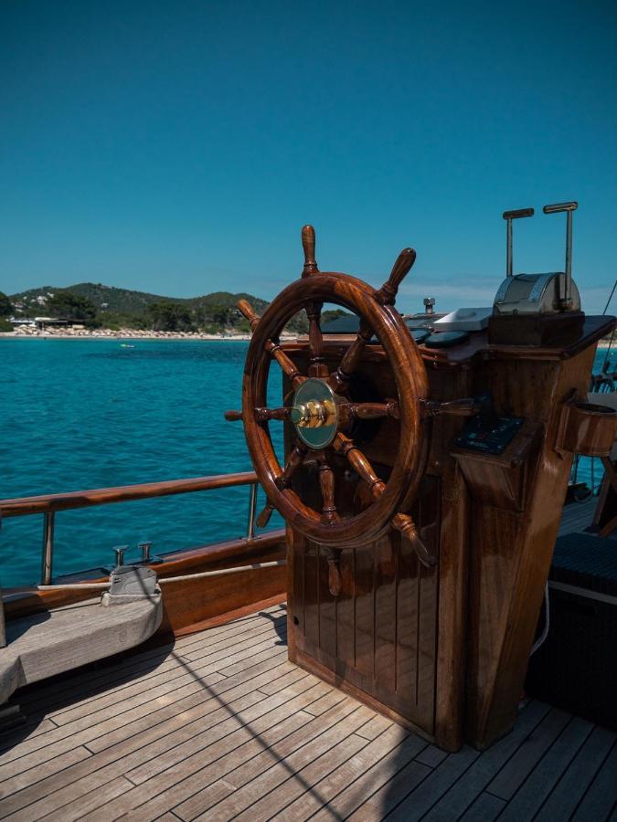 Wooden Boat- La Goletta Botel Barcelona