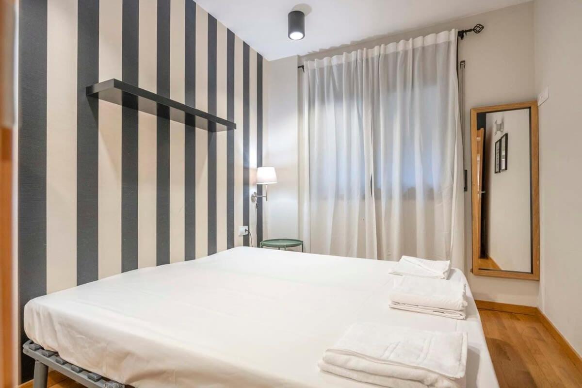 2 Bedroom With Balcony In Eixample 3-2 Apartamento Barcelona