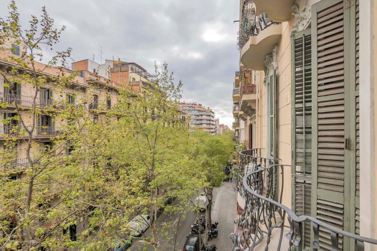 Elegant 4 Bedrooms 3 Bathrooms Catalan Apartment Barcelona