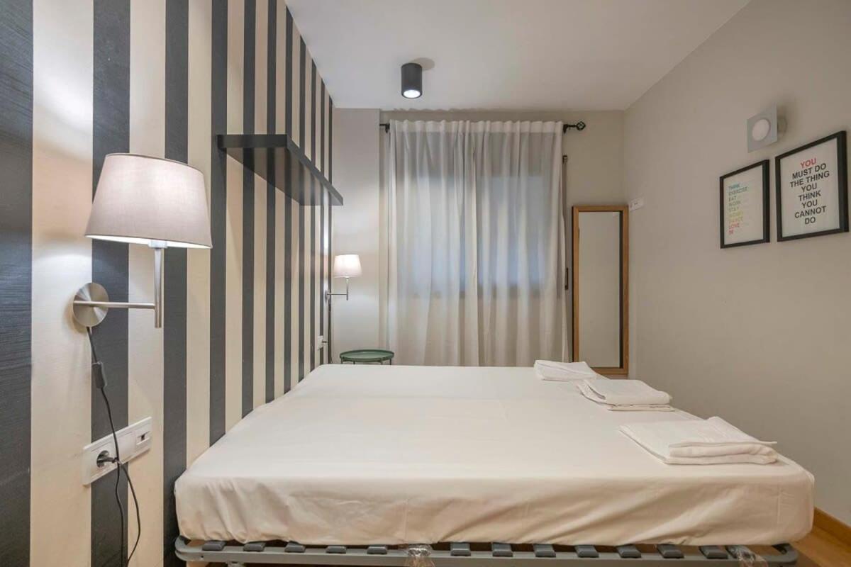 Apartamento 2 Bedroom With Balcony In Eixample 3-2 *