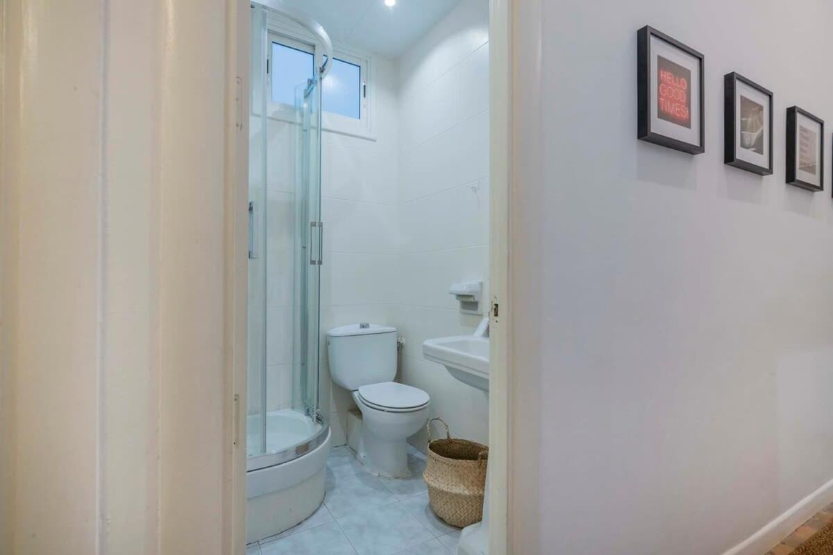 Elegant 4 Bedrooms 3 Bathrooms Catalan Apartment Barcelona