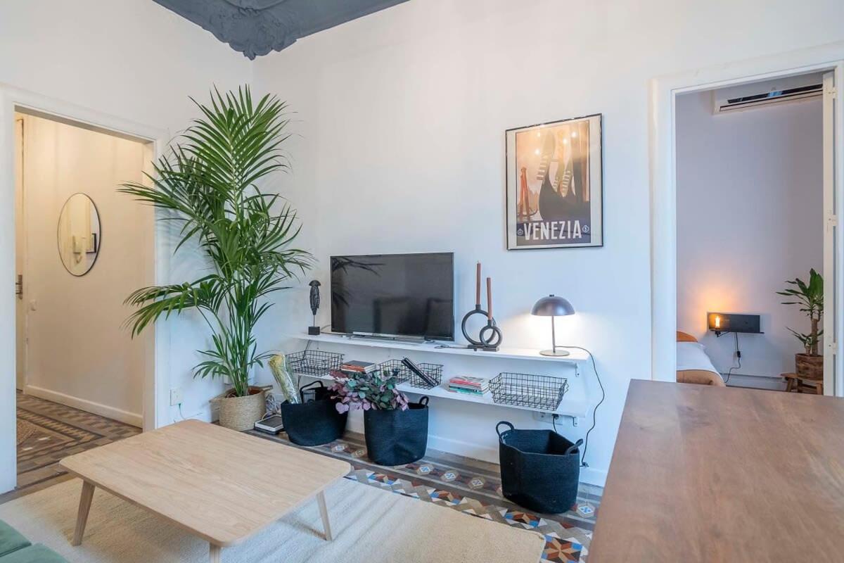 Elegant 4 Bedrooms 3 Bathrooms Catalan Apartment Barcelona
