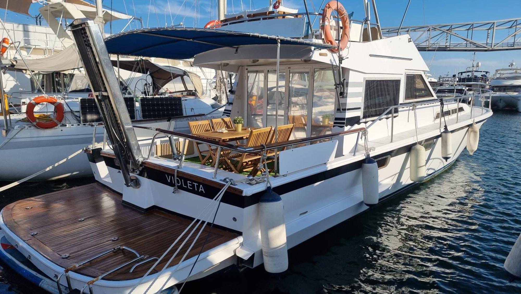 Beautiful And Comfy Boat In With Boat Tour Option Hotel en barco Barcelona