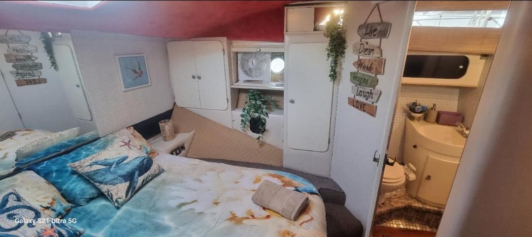 Beautiful And Comfy Boat In With Boat Tour Option