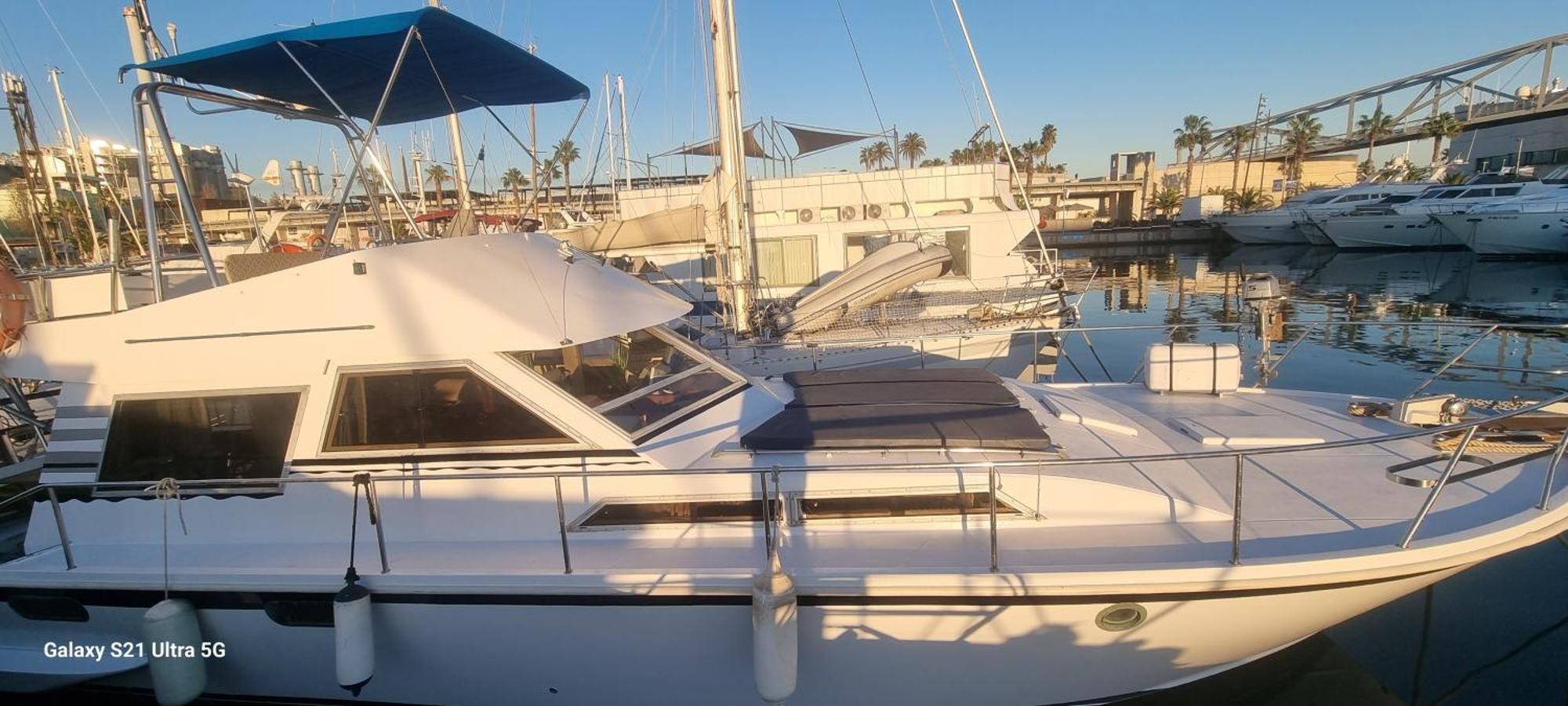 Beautiful And Comfy Boat In With Boat Tour Option