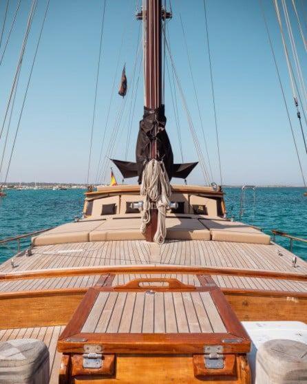 Botel Wooden Boat- La Goletta *
