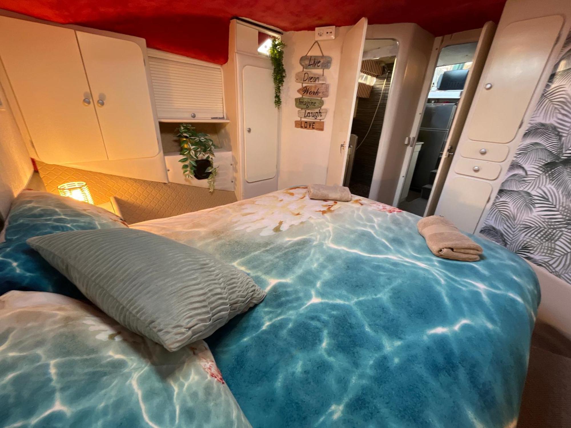 Beautiful And Comfy Boat In With Boat Tour Option