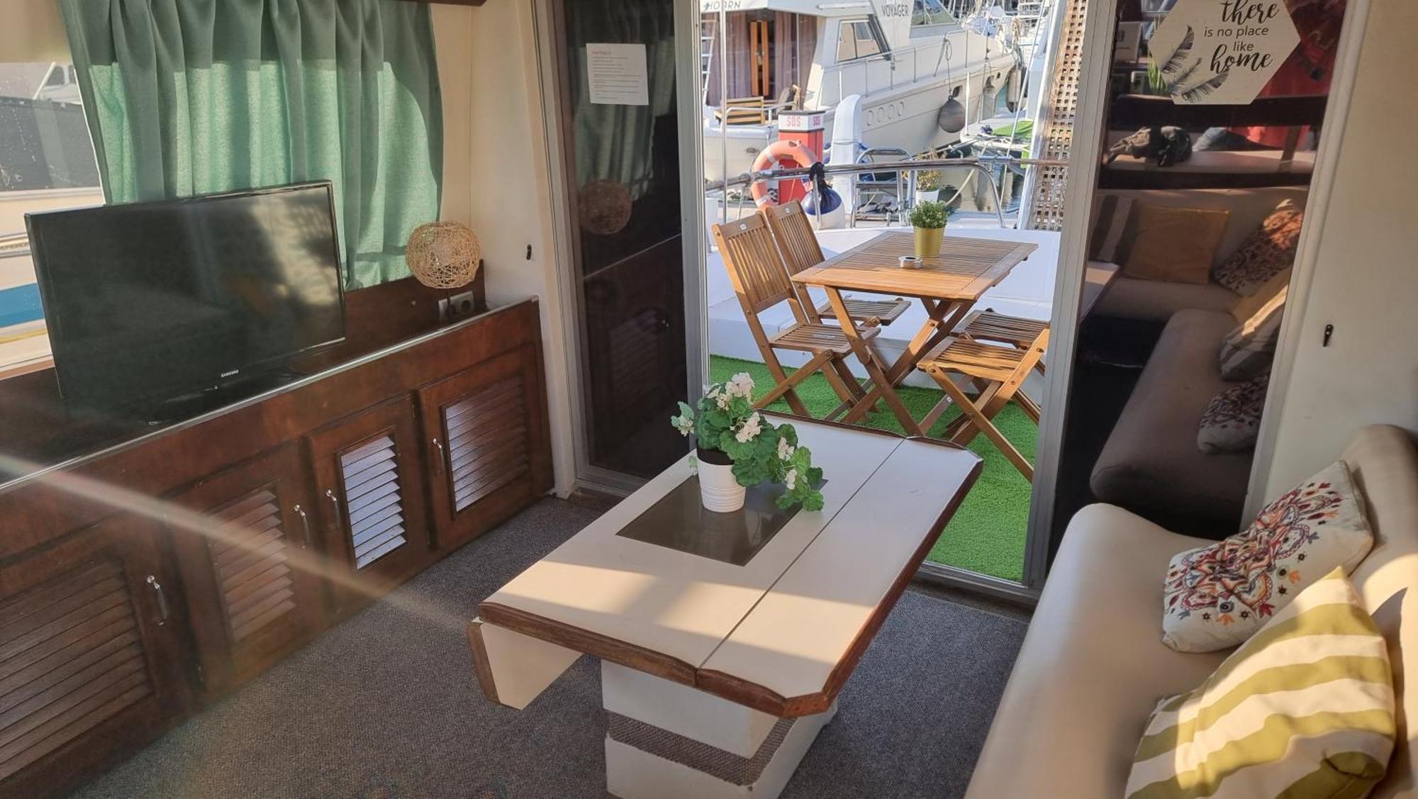 Beautiful And Comfy Boat In With Boat Tour Option