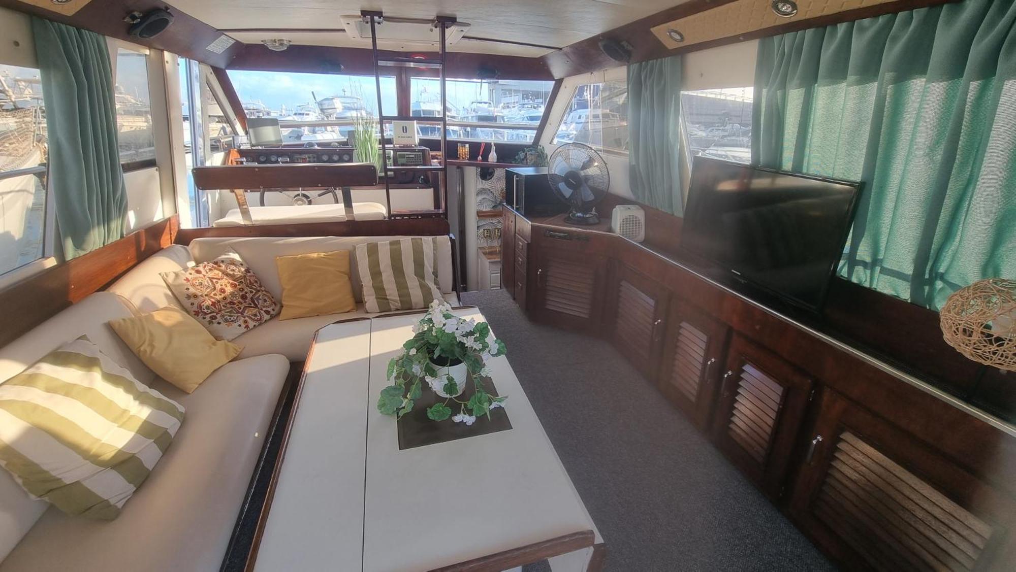 Beautiful And Comfy Boat In With Boat Tour Option *