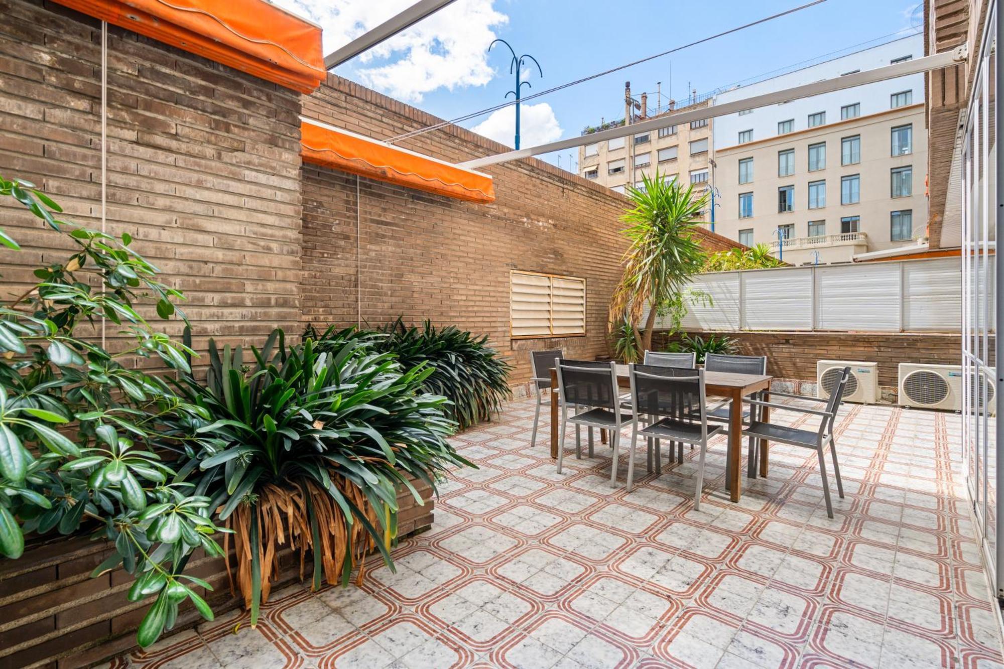 Sunlit Expansive Terrace, Ac & Outdoor Seating Apartamento