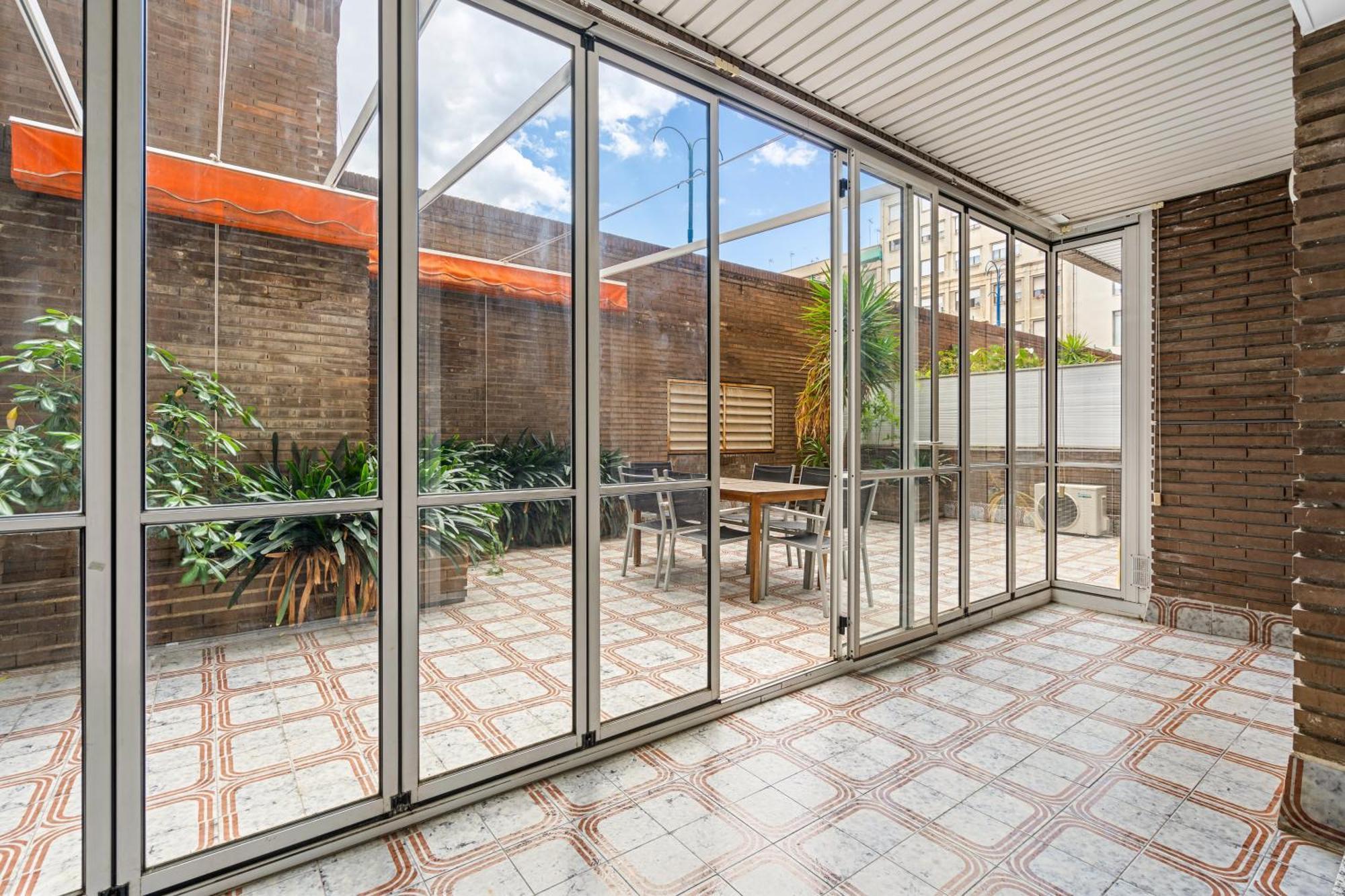 Sunlit Expansive Terrace, Ac & Outdoor Seating *