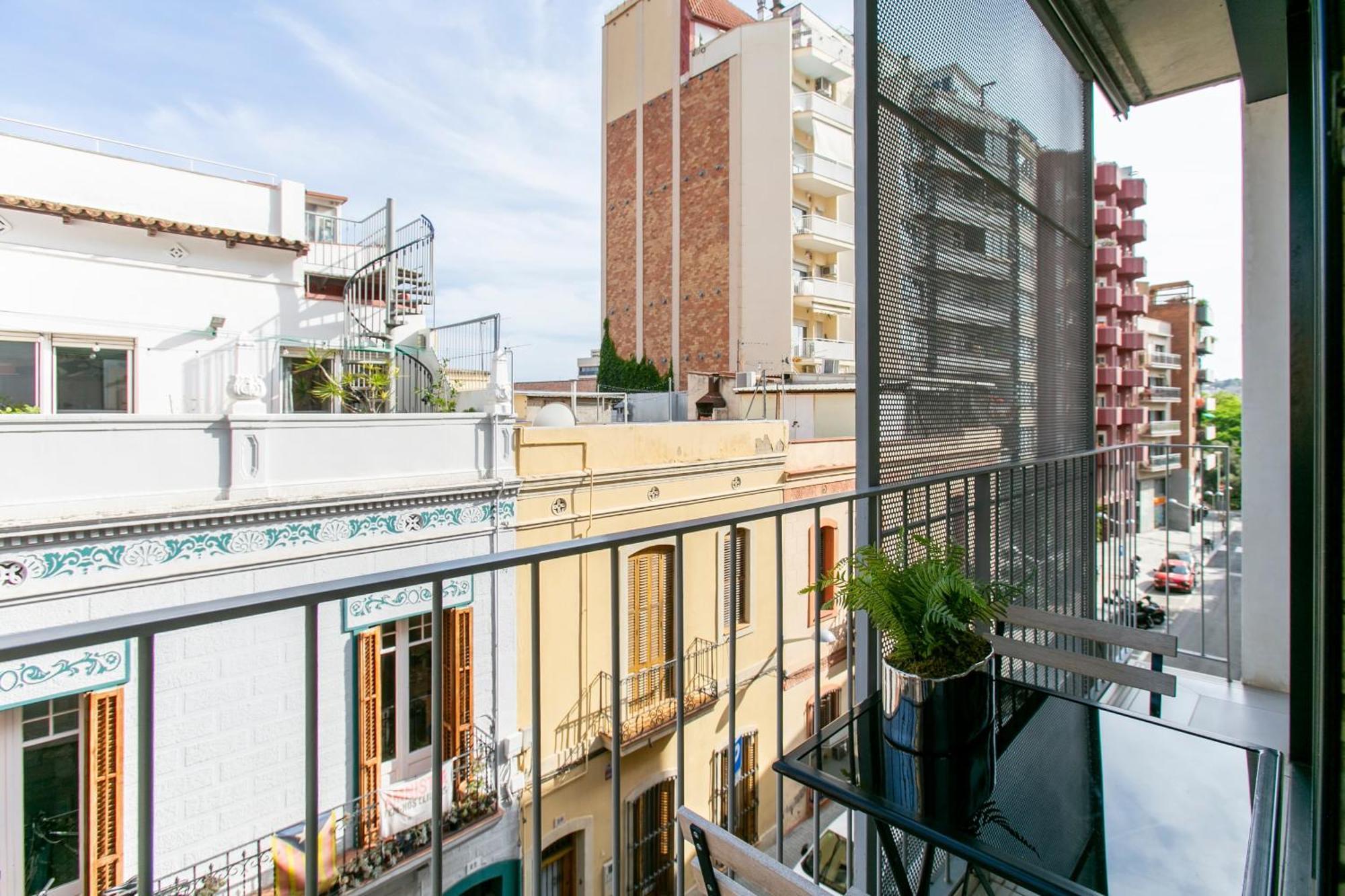 Chic And Modern In Gracia Apartment