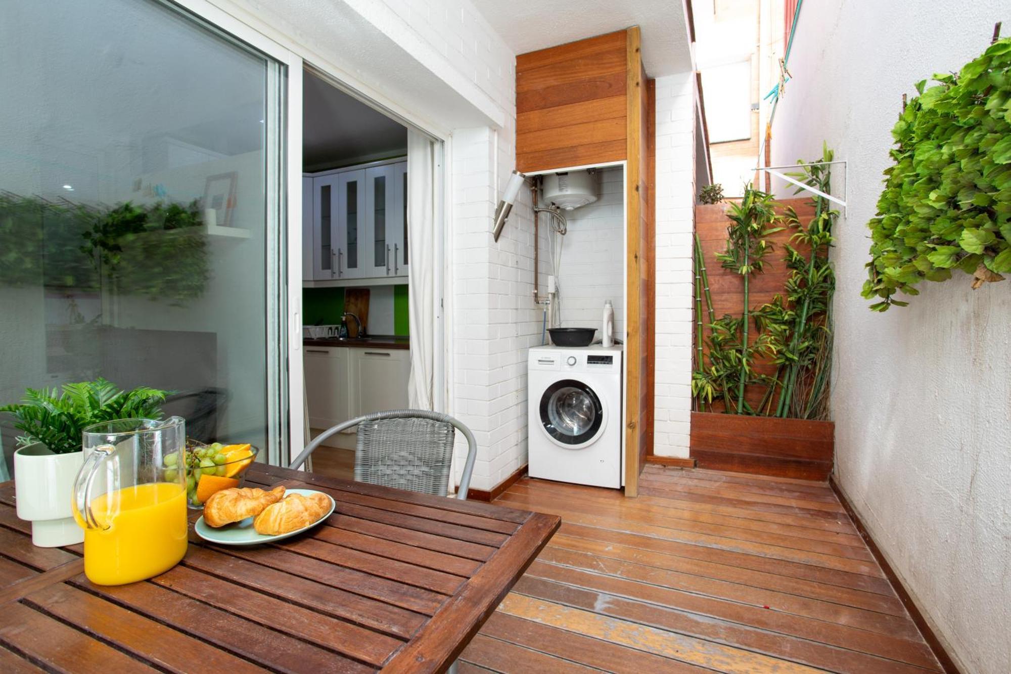 Cozy Exiample Getaway With Patio