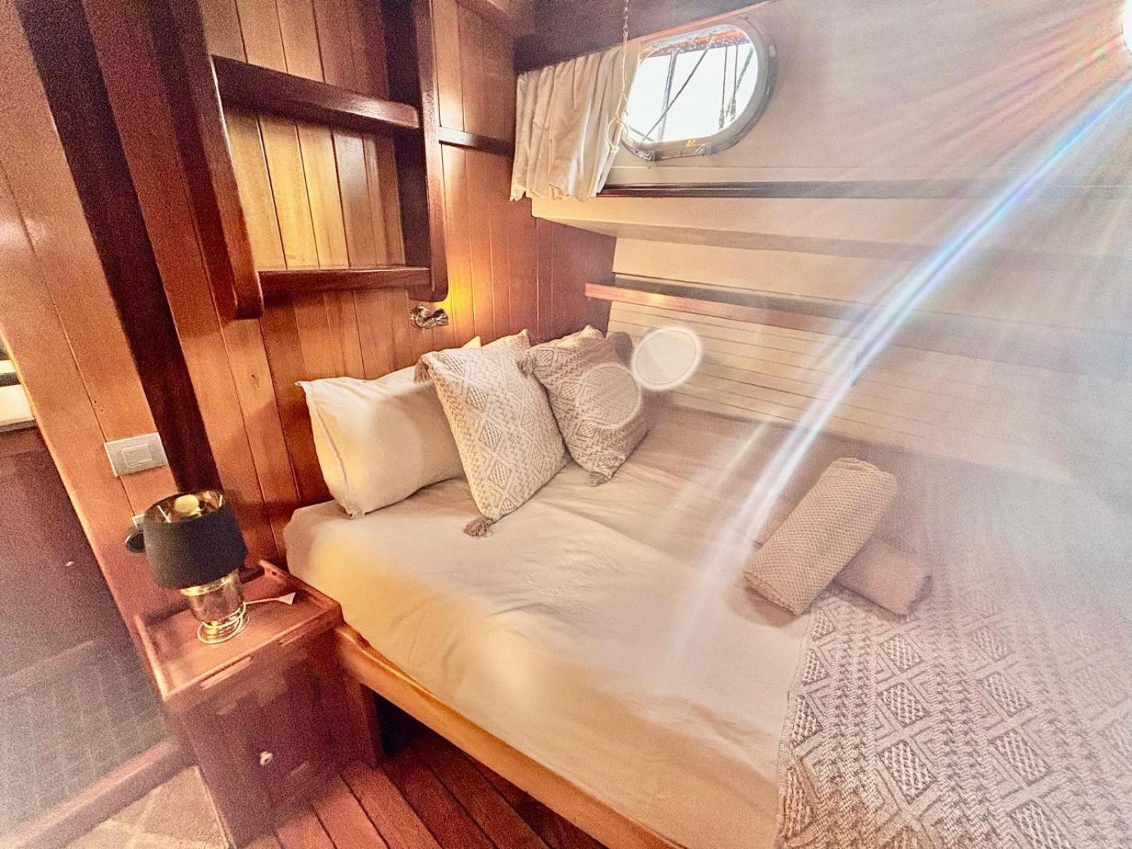Botel Wooden Boat- La Goletta Barcelona