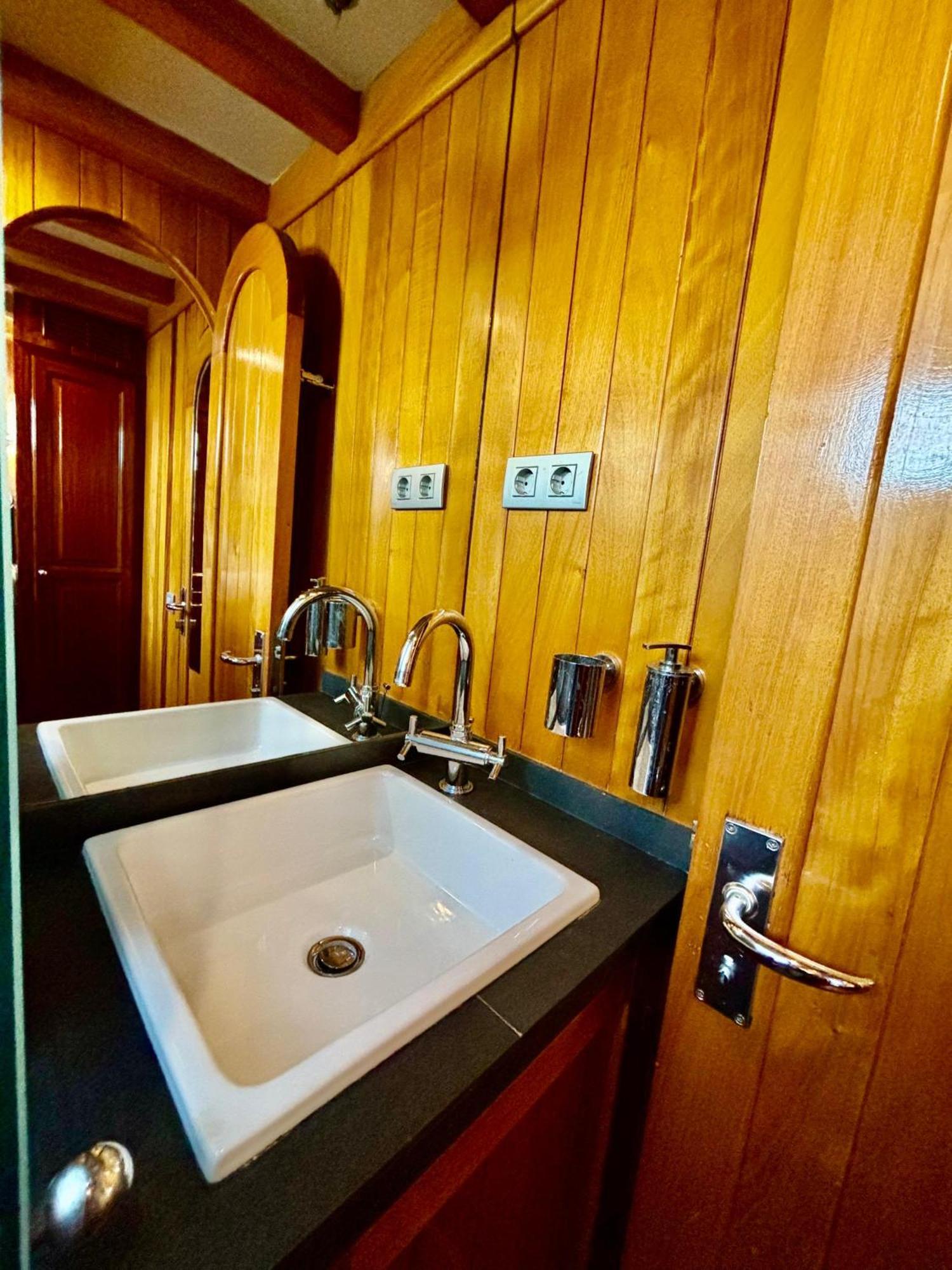 Wooden Boat- La Goletta Botel Barcelona