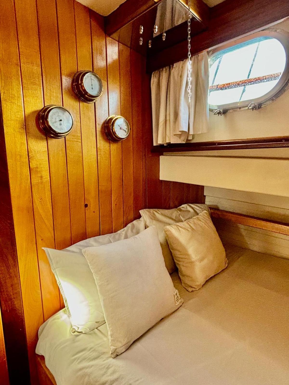 Botel Wooden Boat- La Goletta Barcelona