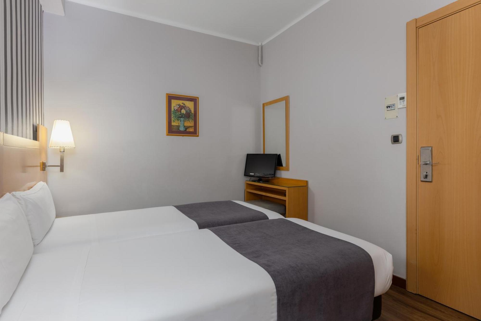 Lyon Hotel *