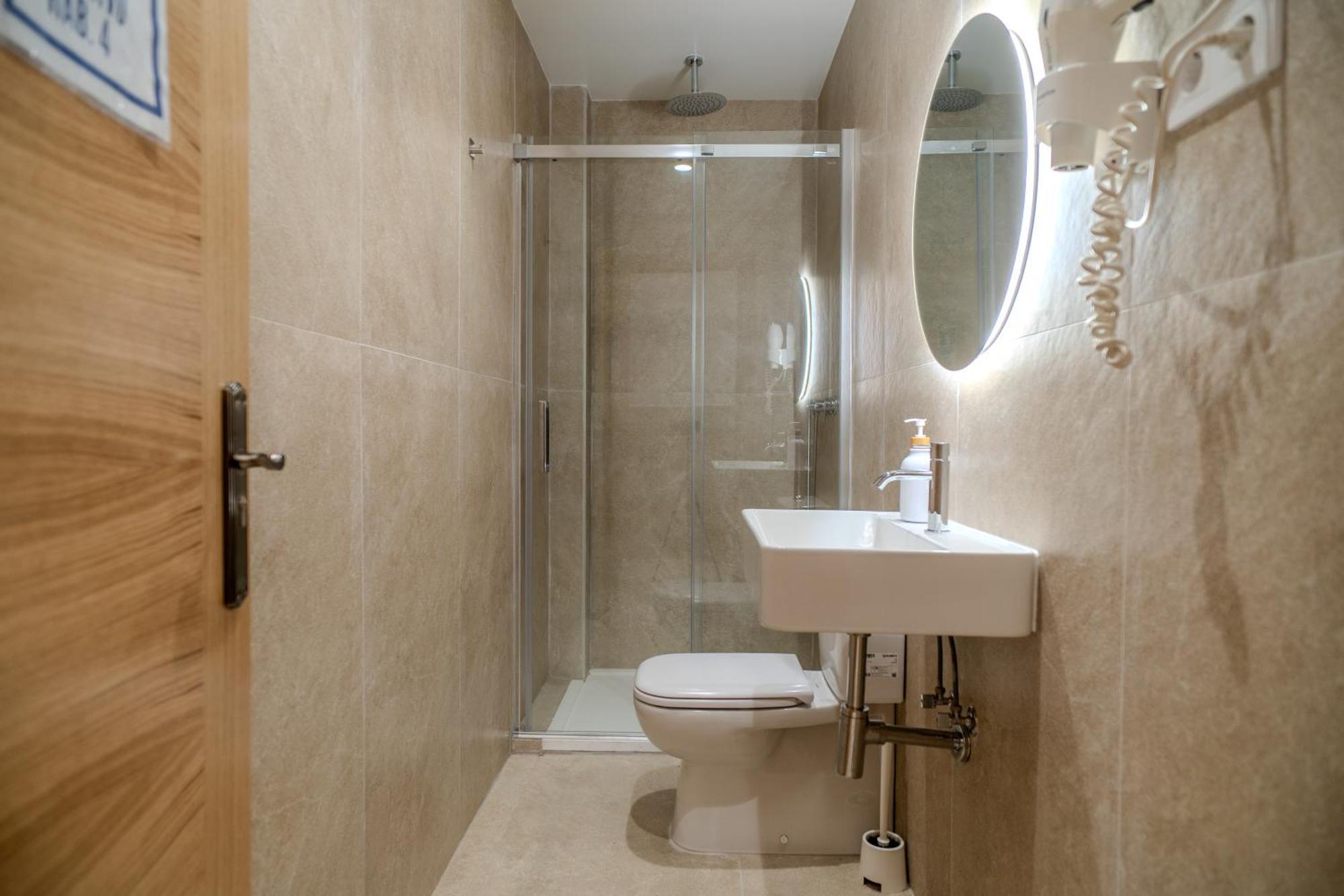 Holidaysbcn Hostal *