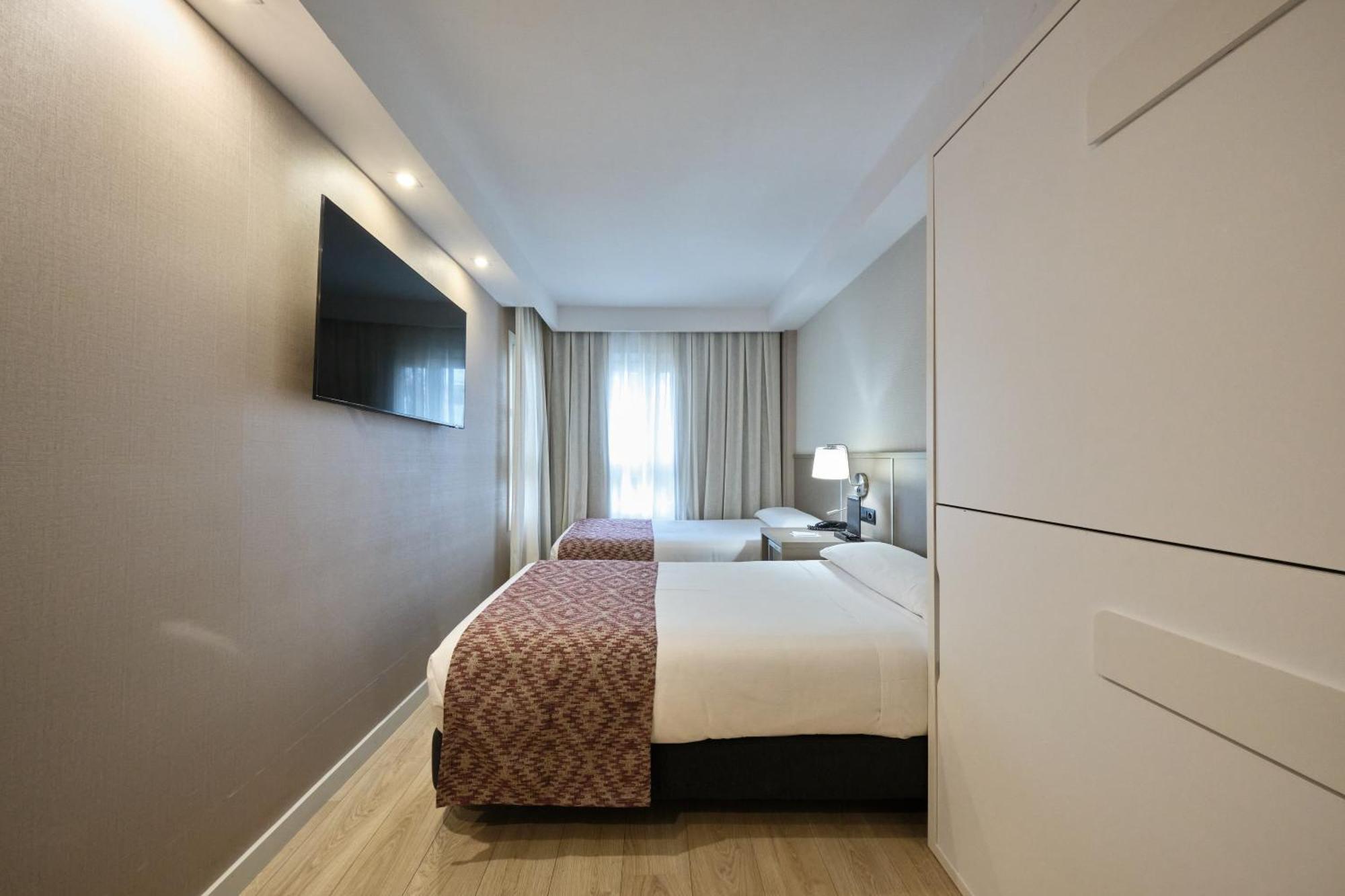Catalonia Park Güell Hotel 3*
