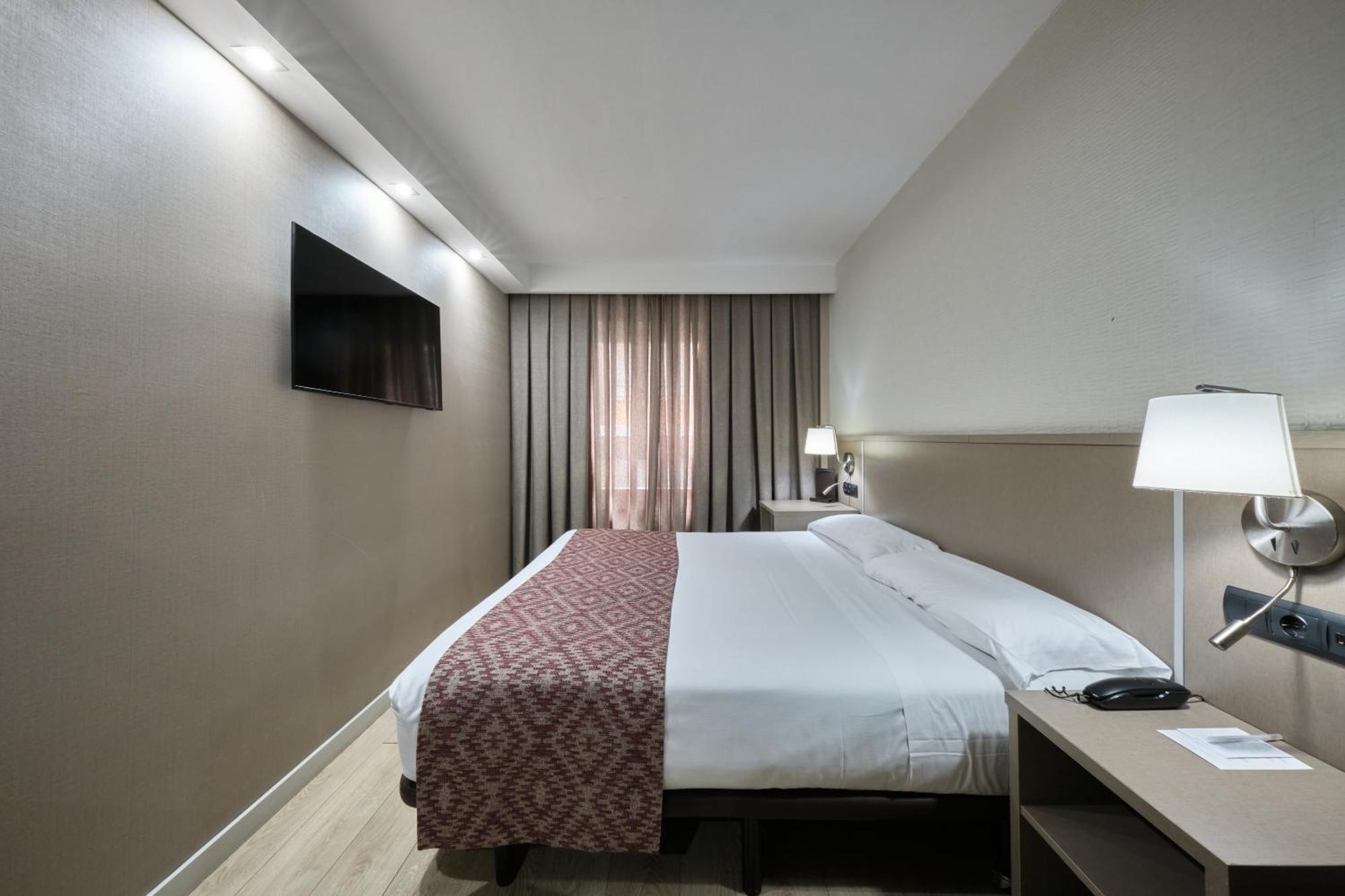 Catalonia Park Güell Hotel 3*