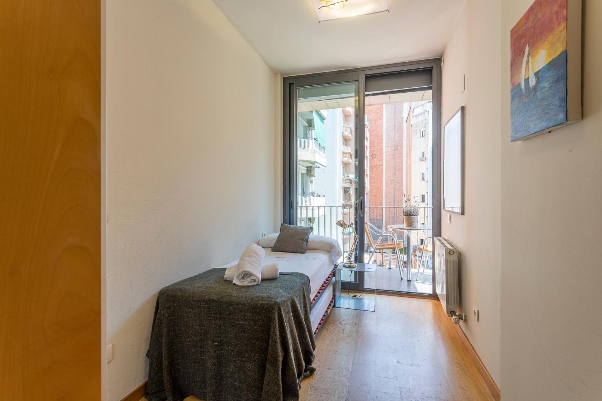 My Space Emirates - Fully Equipped Near The With Shared Pool Apartment Barcelona