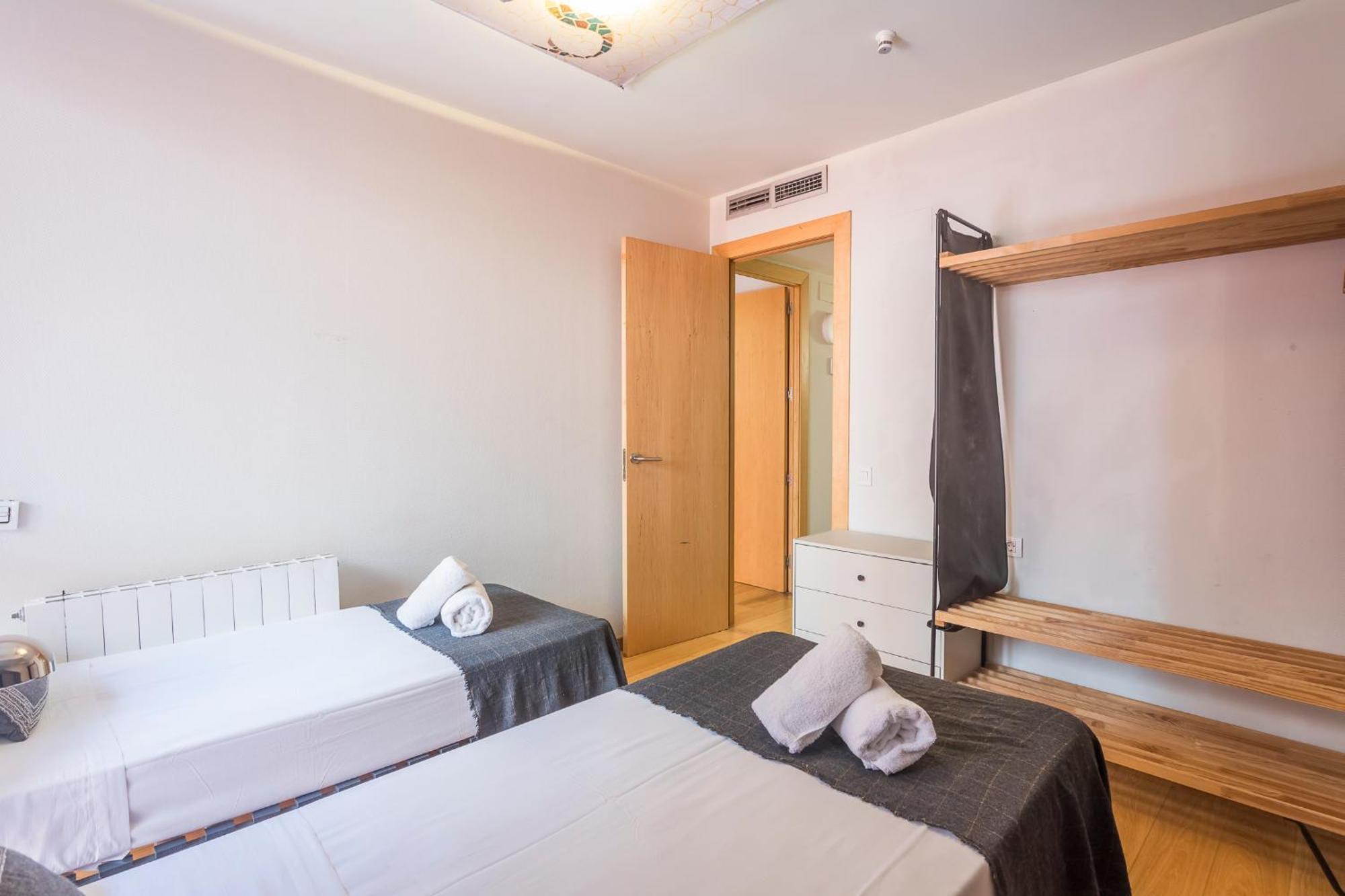 Apartment My Space Emirates - Fully Equipped Near The With Shared Pool Barcelona