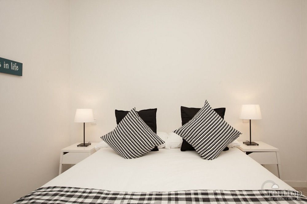Rent Diagonal-aribau 3* Barcelona