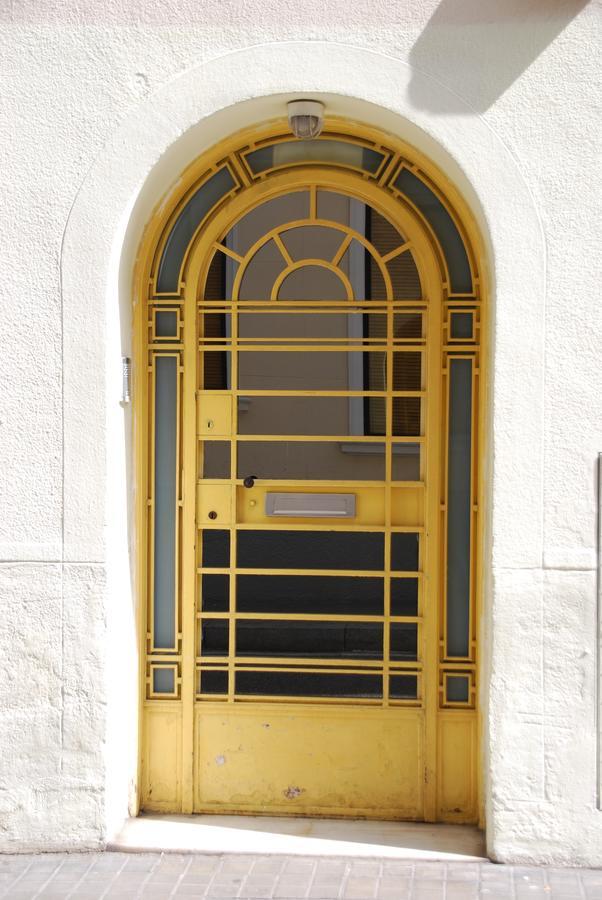 Casita Amarilla Hotel del amor Barcelona